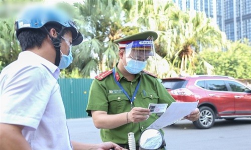 Quay dau xe bo chay khi thay chot kiem soat nguoi di duong o Ha Noi-Hinh-2