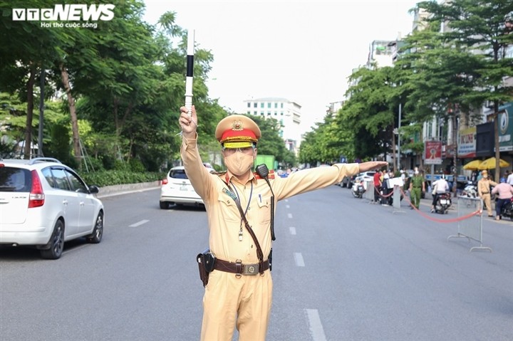 Quay dau xe bo chay khi thay chot kiem soat nguoi di duong o Ha Noi-Hinh-3