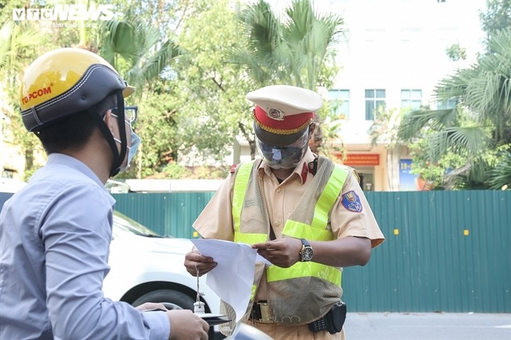 Quay dau xe bo chay khi thay chot kiem soat nguoi di duong o Ha Noi-Hinh-7