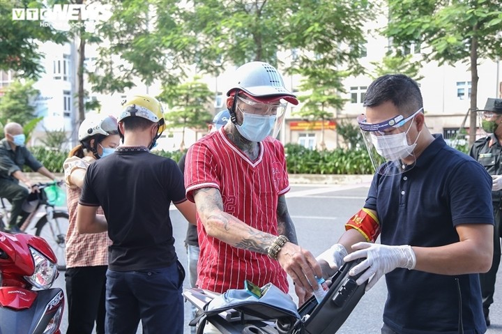 Quay dau xe bo chay khi thay chot kiem soat nguoi di duong o Ha Noi-Hinh-8