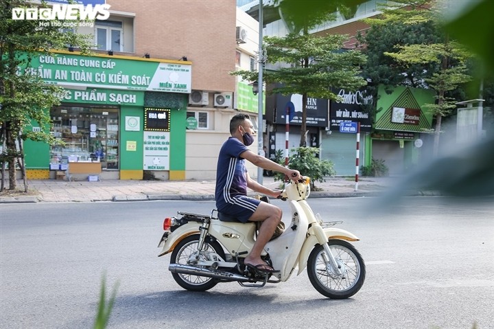 Quay dau xe bo chay khi thay chot kiem soat nguoi di duong o Ha Noi-Hinh-9