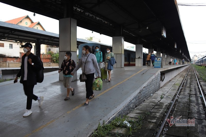 Chuyen tau dau tien vao ga Sai Gon, hang tram khach duoc ve thang nha-Hinh-3