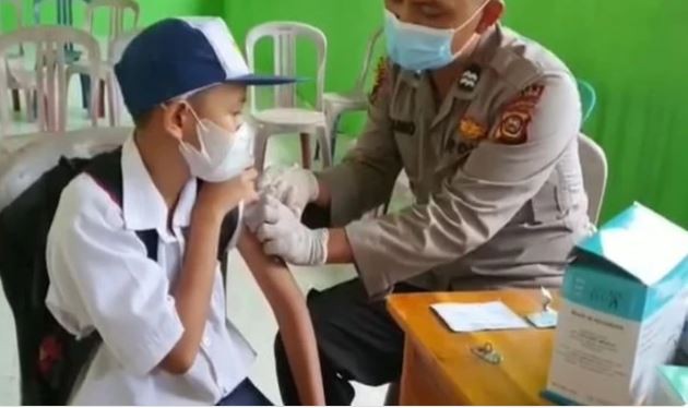 Dat ten di cho con, ong bo khien ca nha suyt khong duoc tiem vaccine-Hinh-4