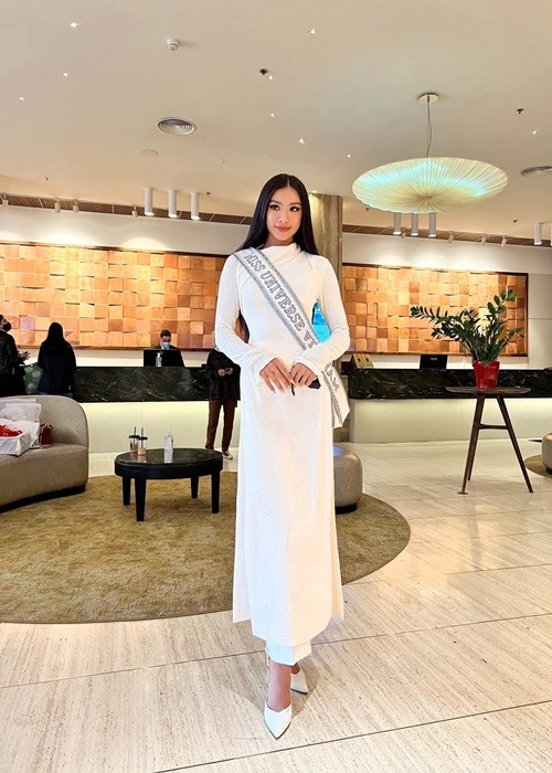 Mac ao dai, Kim Duyen gay chu y tai Miss Universe 2021