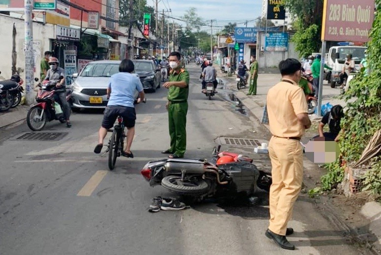 Mot nguoi thiet mang khi lao xe len le duong o TP HCM