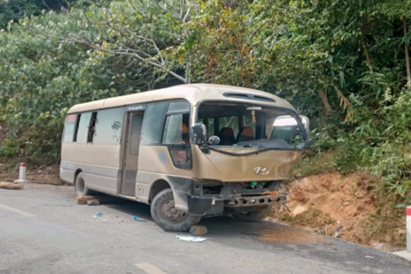 Xe khach cho lao dong ve que nghi Tet tong vao vach nui, 3 nguoi bi thuong