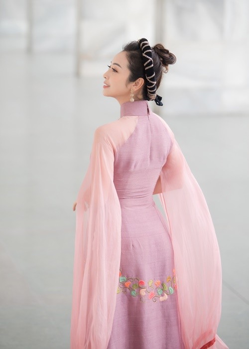 Mac ao dai kin dao, Jennifer Pham van dep gay me-Hinh-3