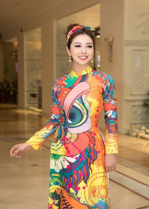 My nhan Viet bung lua voi ao dai don Tet-Hinh-2