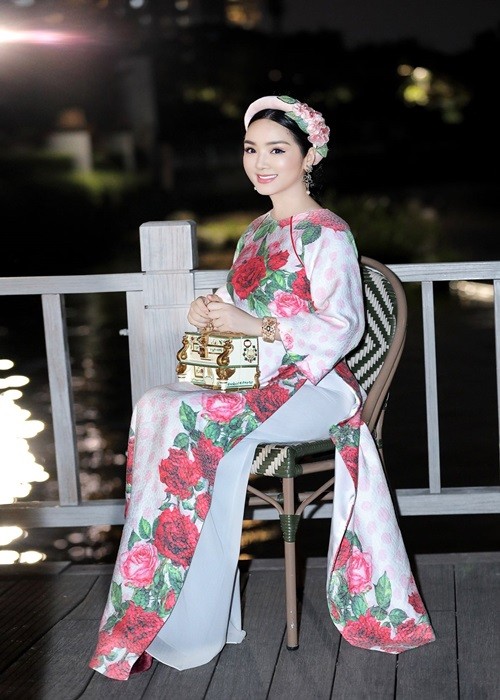 My nhan Viet bung lua voi ao dai don Tet-Hinh-3