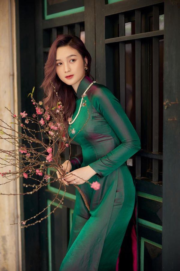 Hoa khoi Dai hoc Quoc gia Ha Noi duyen dang trong ta ao dai xuong pho-Hinh-5