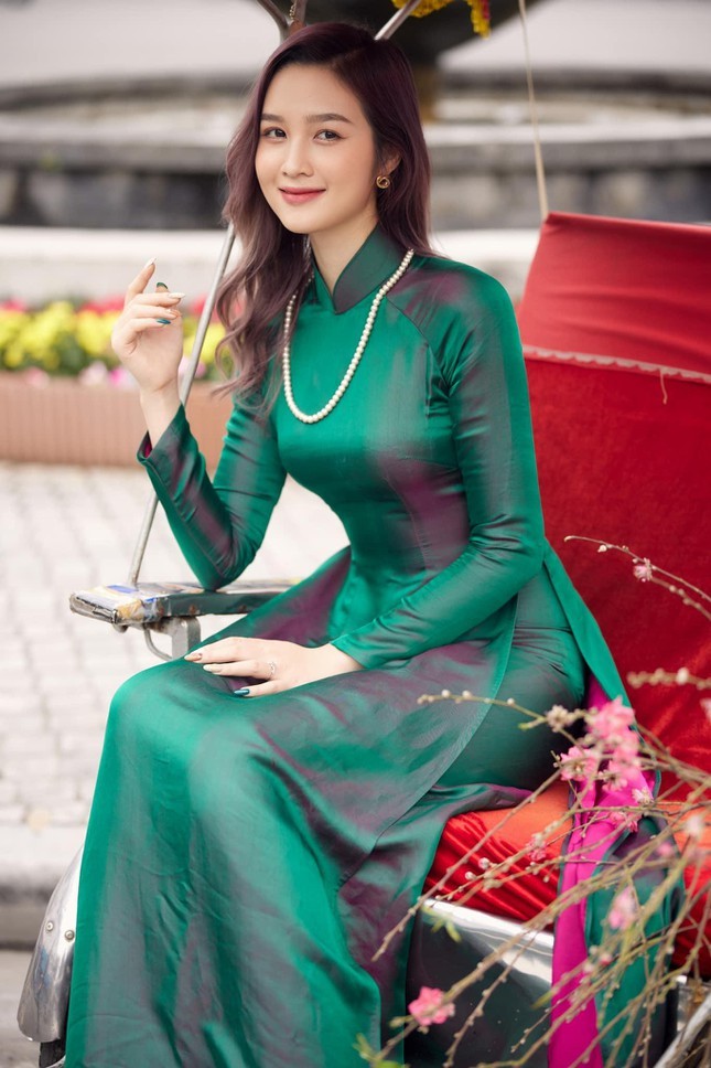 Hoa khoi Dai hoc Quoc gia Ha Noi duyen dang trong ta ao dai xuong pho