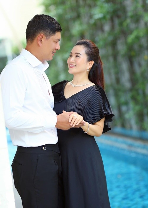 Binh Minh tang qua Valentine som cho vo hon 4 tuoi