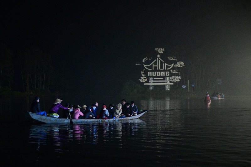 Du khach doi mua di do chua Huong trong dem-Hinh-6