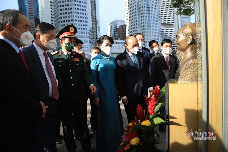 Chu tich nuoc dang hoa tuong dai Chu tich Ho Chi Minh o Singapore-Hinh-5