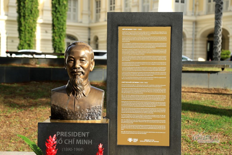 Chu tich nuoc dang hoa tuong dai Chu tich Ho Chi Minh o Singapore