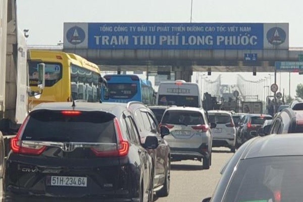 Va cham tren cao toc TP HCM - Long Thanh - Dau Giay, un tac 2km