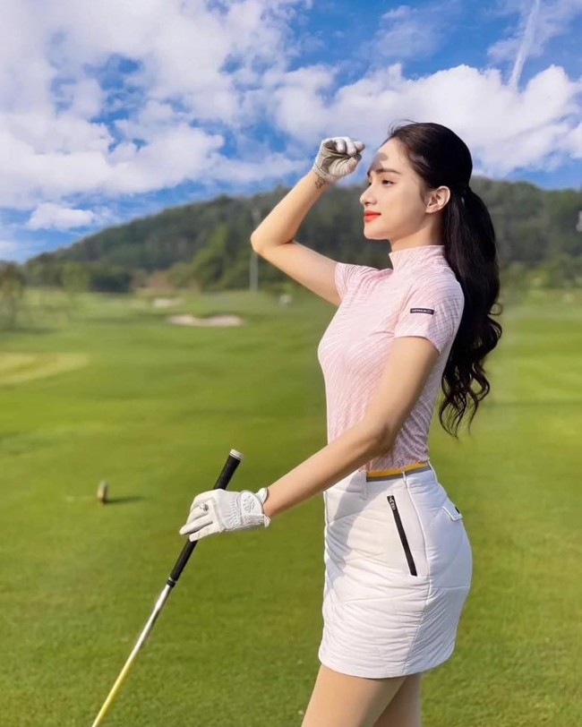 Dau chi Hien Ho, hoi “chi em showbiz” cung nuom nuop len do mua gay san golf-Hinh-17