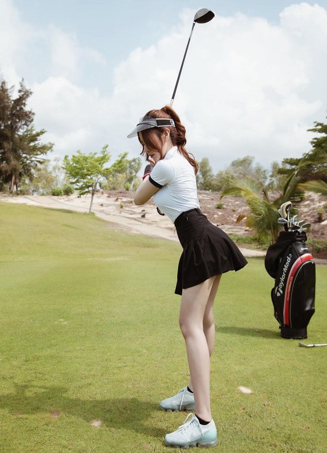 Dau chi Hien Ho, hoi “chi em showbiz” cung nuom nuop len do mua gay san golf-Hinh-4