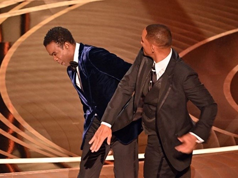 Oscar 2022: Will Smith tat Chris Rock vi vo bi mang ra dua cot