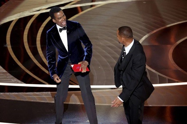 Will Smith xin loi Chris Rock sau cu dam thang mat tren san khau Oscar