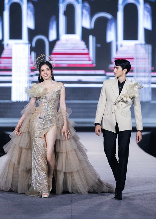 Luong Thuy Linh - Tieu Vy mac goi cam, catwalk dep “than sau”-Hinh-12