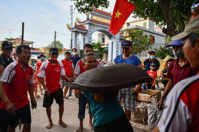 90 nguoi dan ong tro tai choi no phao dat dip le-Hinh-13