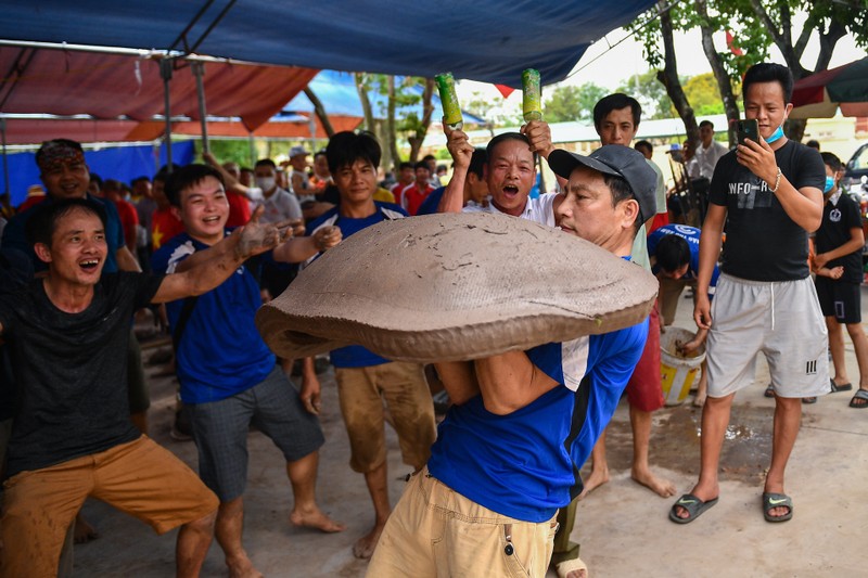 90 nguoi dan ong tro tai choi no phao dat dip le-Hinh-5