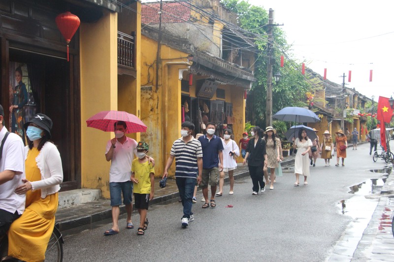 Hang chuc ngan nguoi do ve Hoi An du lich, pho co ken kin loi-Hinh-2