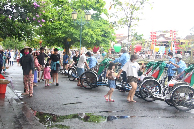 Hang chuc ngan nguoi do ve Hoi An du lich, pho co ken kin loi-Hinh-4