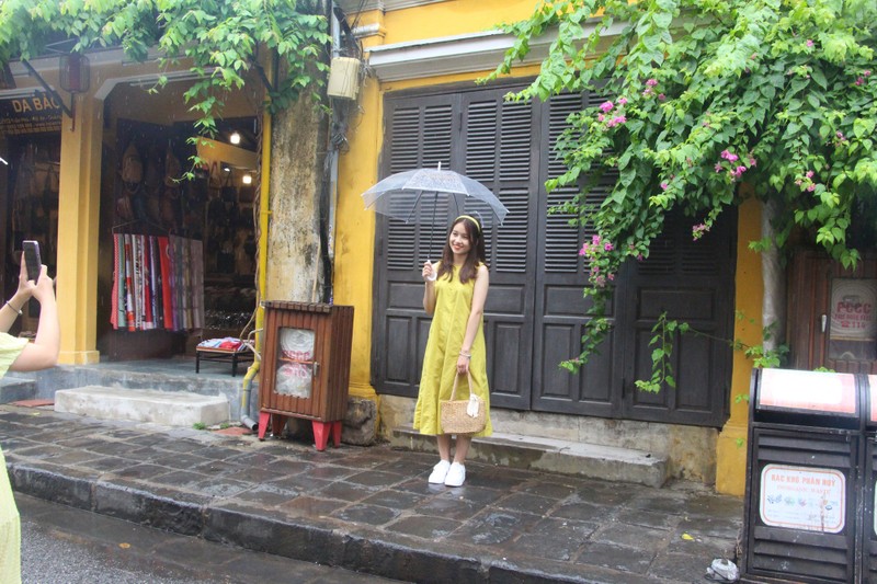 Hang chuc ngan nguoi do ve Hoi An du lich, pho co ken kin loi-Hinh-6