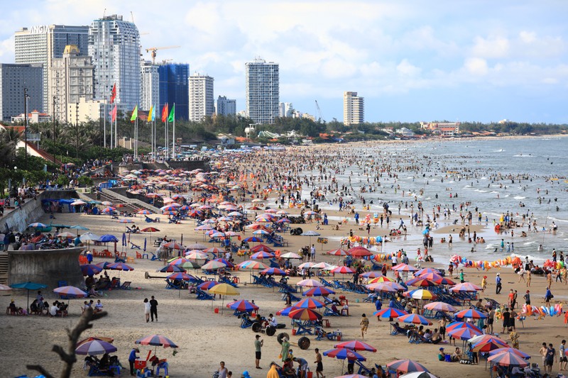 Hang nghin nguoi do ve Vung Tau du anh huong ap thap nhiet doi-Hinh-2