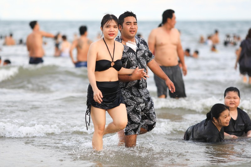 Hang nghin nguoi do ve Vung Tau du anh huong ap thap nhiet doi-Hinh-8