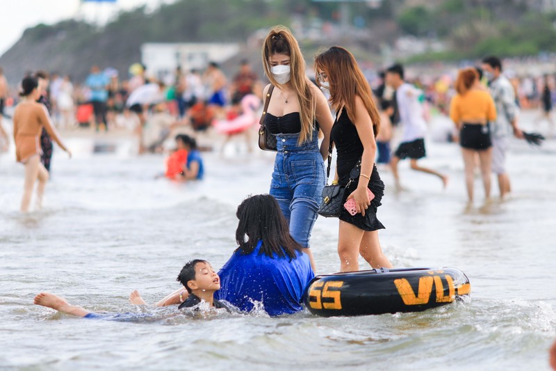 Hang nghin nguoi do ve Vung Tau du anh huong ap thap nhiet doi-Hinh-9