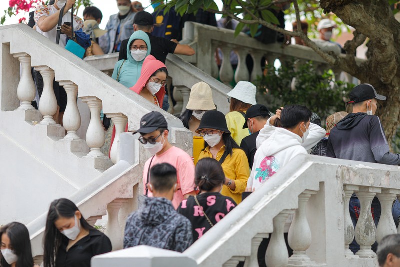 Hang tram nguoi xep hang cho chup anh tai ngon Hai Dang Vung Tau-Hinh-4