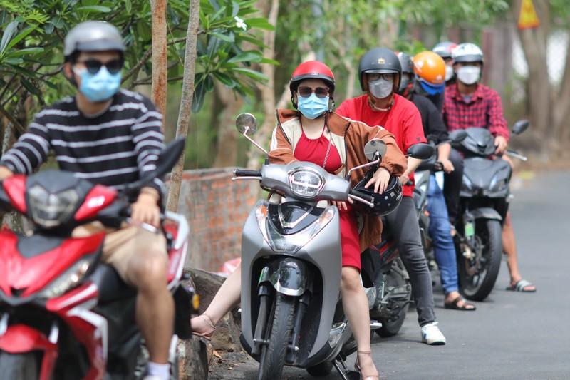 Hang tram nguoi xep hang cho chup anh tai ngon Hai Dang Vung Tau-Hinh-5