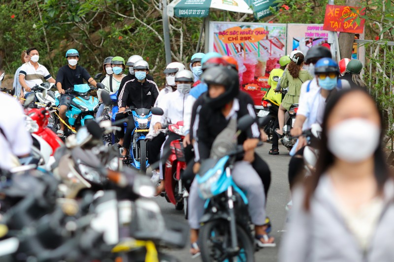 Hang tram nguoi xep hang cho chup anh tai ngon Hai Dang Vung Tau