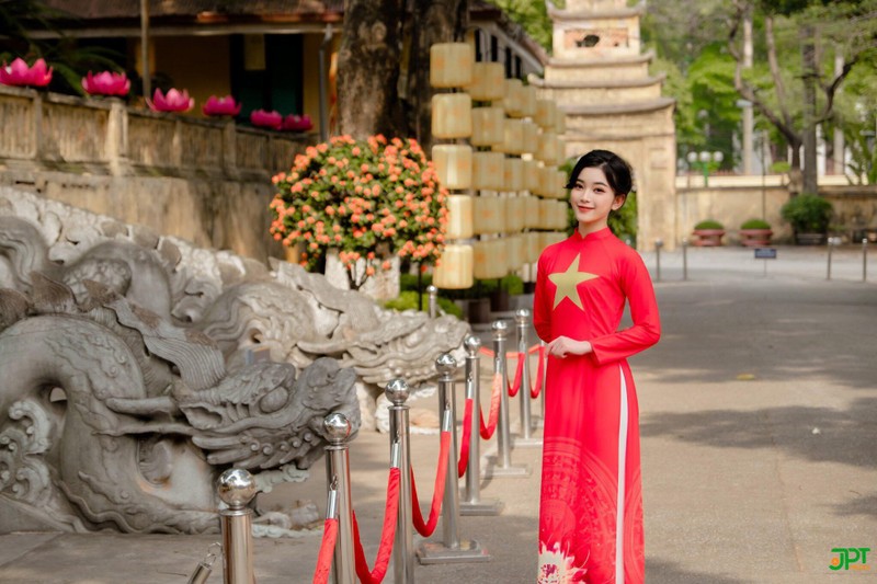 Ao dai Co do sao vang di qua nhung diem tich ghi dau lich su dan toc ve vang-Hinh-9