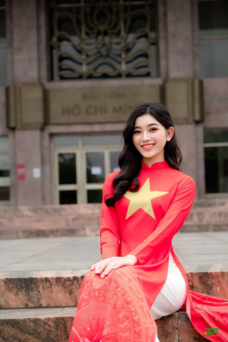 Là biểu tượng văn hóa, lịch sử của dân tộc, áo dài hình lá cờ Việt Nam đã được chú trọng, tỏa sáng và giữ được vẻ đẹp cổ kính qua nhiều đời. Đến nay, khi chiêm ngưỡng những bản thiết kế ấn tượng của áo dài hình lá cờ Việt Nam, chúng ta vẫn cảm nhận được sự truyền tải của một truyền thống văn hóa đặc sắc.