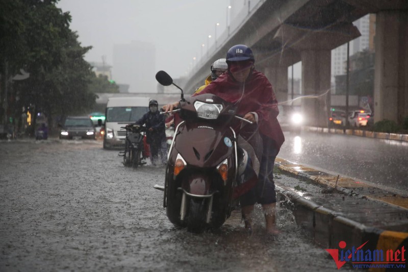 Du bao thoi tiet ngay 1/6: Bac Bo mua giong, Trung Bo nang chay