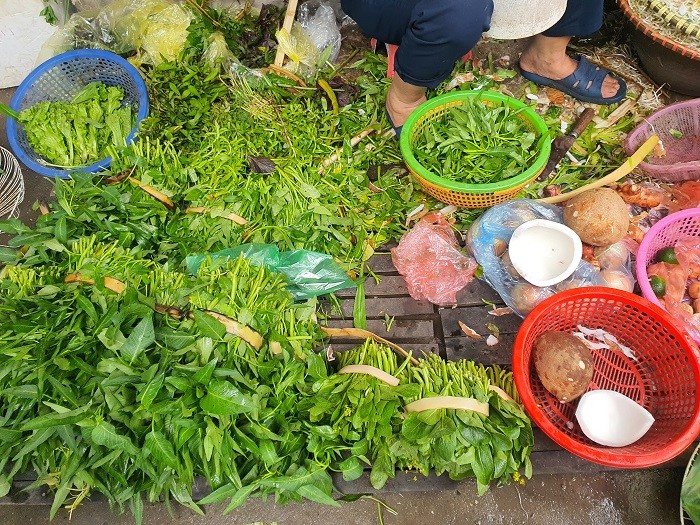 35 nghin dong/mo rau muong, ba noi tro phat hoang khi di cho