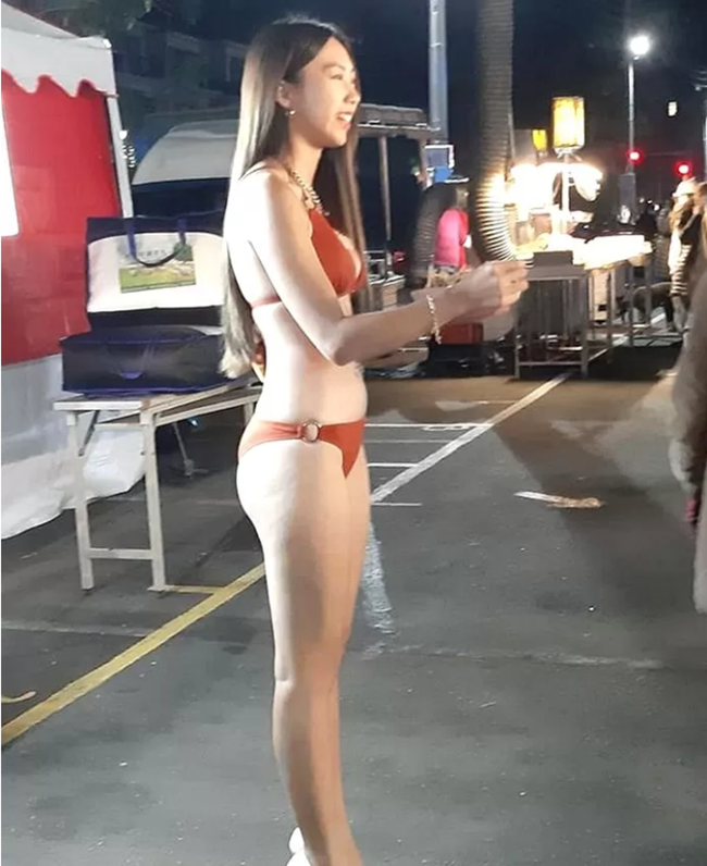 Hotgirl mac dong phuc bikini ban oi, ban lau khien khach hang “do mat tia tai“-Hinh-2