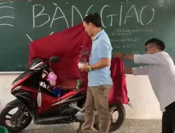 Lop hoc mang nguyen chiec xe may len tang 2 lam le ban giao cho thay chu nhiem-Hinh-3