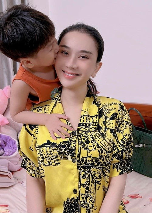 Con trai lam dieu nay khien Lam Khanh Chi vo cung xuc dong-Hinh-3