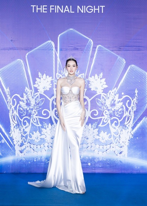 Dan hoa hau mac goi cam tren tham do chung ket Miss World Vietnam-Hinh-8
