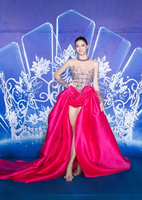 Dan hoa hau mac goi cam tren tham do chung ket Miss World Vietnam