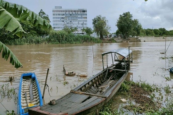 Cong an An Giang truy bat duong day dua nguoi qua Campuchia trai phep