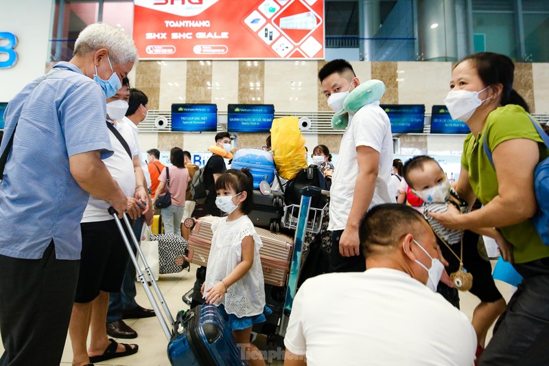 'Bien nguoi' lam thu tuc tai san bay Noi Bai trong ngay dau nghi le 2/9-Hinh-4