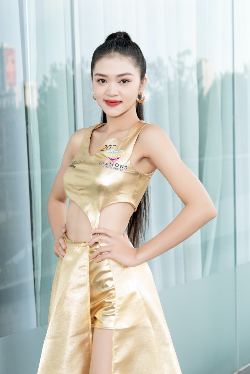 Nhung co gai thi hoa hau nhu chay show-Hinh-2