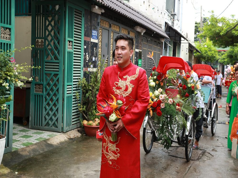 Chong tre cua Lieu Ha Trinh ngoi xich lo ruoc dau-Hinh-8