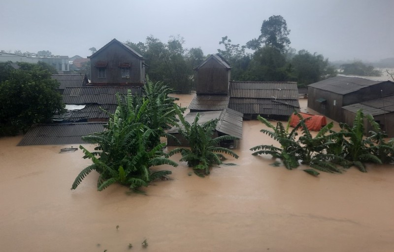 Hue chim trong bien nuoc, xe cuu ho hoat dong het cong suat-Hinh-9